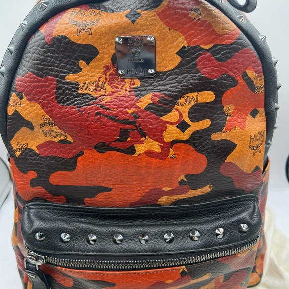 MCM 🔥full-size backpack visetos Camo orange with blk studs - Picture 9 of 16